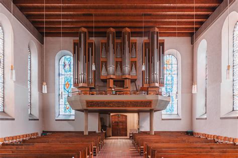 Buitenaanzicht van de Alte Lutherische Kirche am Kolk met de karakteristieke ui-vormige koepel.
