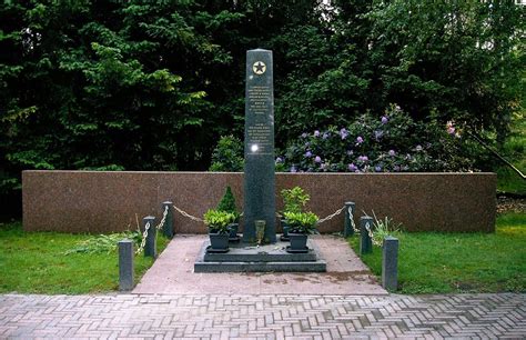 Foto van de onthulde herdenkingszuil in Brandwijk.