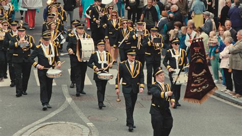 Illustratie van een concert met de fanfare en diverse artiesten
