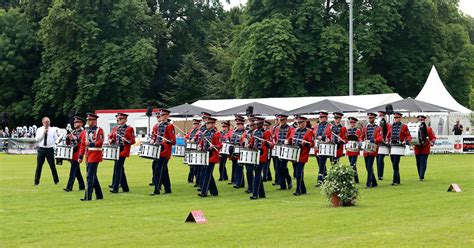 Drumband in actie tijdens een optreden