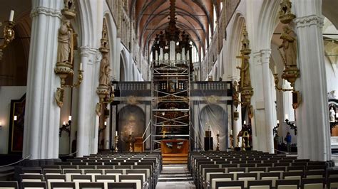 Foto van een kerkinterieur met een preekstoel en een kerkorgel