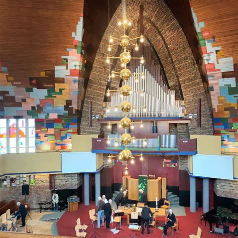 Gebrandschilderd glas in de Gereformeerde Kerk van Andijk met voorstellingen van handel en techniek