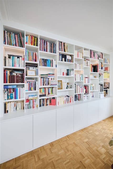 Een overzichtelijke boekenkast met duidelijk gelabelde secties