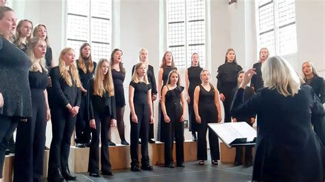 foto van een jeugdkoor dat met plezier zingt