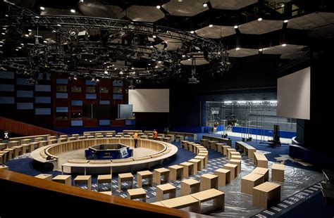 Interieur van de grote zaal van het dienstencentrum, ingericht voor een conferentie.