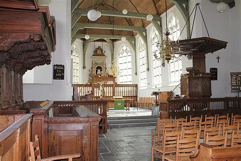 Artistieke impressie van de Dorpskerk van Schipluiden met op de achtergrond het voormalige kasteel Keenenburg