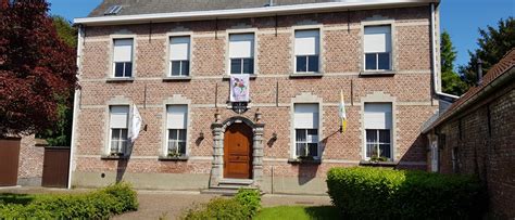 De oude pastorie van Oud-Alblas, met ds. Kuylman en zijn herdershond.