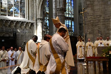 Foto van kapelaan Jijo tijdens zijn priesterwijding.