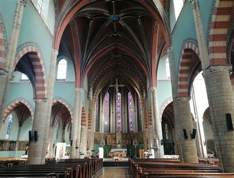 Interieur van de Sint Monulphus en Gondulphuskerk met glas-in-loodramen.