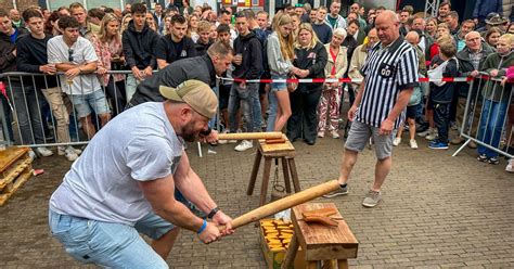 Illustratie van de kermisattractie koekslaan, met een man in traditionele klederdracht die probeert een ontbijtkoek door te slaan.