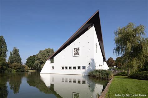 Architectonisch overzicht van de Paaskerk Amstelveen, met de kenmerkende ligging in een vijver.