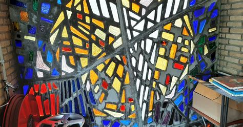 Detail van het glas-in-betonraam in de Paaskerk, met een symbolische voorstelling.