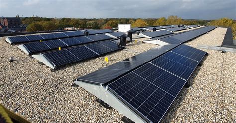 Illustratie van zonnepanelen op een dak