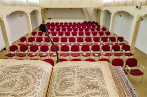 Illustratie van een kerkgebouw met een Bijbel op de kansel