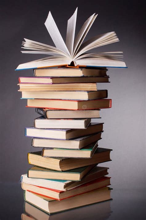 Afbeelding van een stapel boeken met religieuze titels