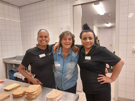 Vrijwilligers bereiden in de keuken van het wijkcentrum een driegangendiner.
