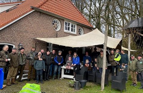 Vrijwilligers ruimen de tafels af na het diner.