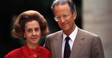 Een foto van Koning Boudewijn en Koningin Fabiola tijdens een officiële gelegenheid, die hun verbondenheid en koninklijke waardigheid uitstraalt.