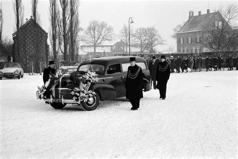 illustratie van een traditionele Nederlandse begrafenisstoet