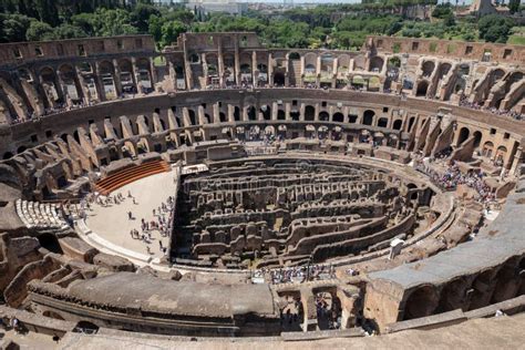 Een panoramisch beeld van Rome met het Colosseum en het Forum Romanum.
