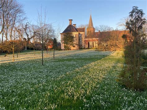 Een illustratie van een 18e-eeuwse pastorie, passend bij de leefomgeving van Jacoba van Thiel.