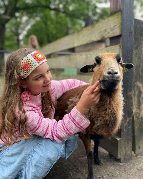Een visnet dat symbolisch wordt omgevormd tot een net met mensen.