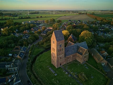 Gezicht op de Kruiskerk in Klazienaveen met de kenmerkende toren