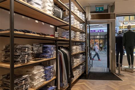Overzicht van de winkel LoodsW met diverse tweedehands artikelen.