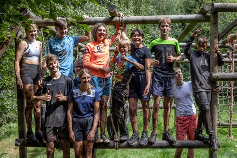 Collage van foto's van kinderen en leiding tijdens diverse activiteiten van het zomerkamp.