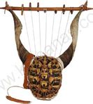 Illustratie van oude Griekse muziekinstrumenten, zoals een lier en een aulos.