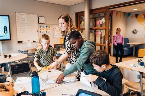 Illustratie van een leerkracht die een student begeleidt bij een praktische taak.