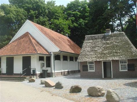 Foto van de Peerke Donders Kapel in Tilburg, met het geboortehuisje ernaast.