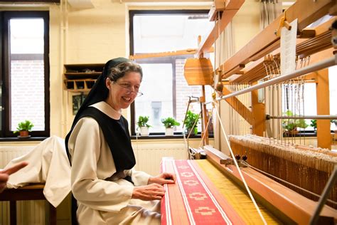 Illustratie van de verschillende liturgische gewaden en hun betekenis.