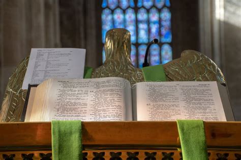 Illustratie van een geopende Bijbel met een preekstoel op de achtergrond.