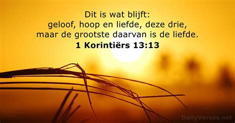 Een illustratie van een huwelijksceremonie met het Bijbelboek open op 1 Korinthe 13.