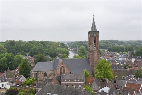Een artistieke impressie van de Grote Kerk van Loenen aan de Vecht, met nadruk op de historische architectuur.