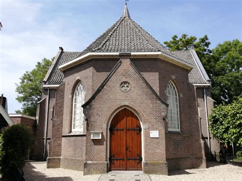 Een historische foto van de oorspronkelijke Dolerende kerk in Loenen aan de Vecht, gebouwd in 1891.