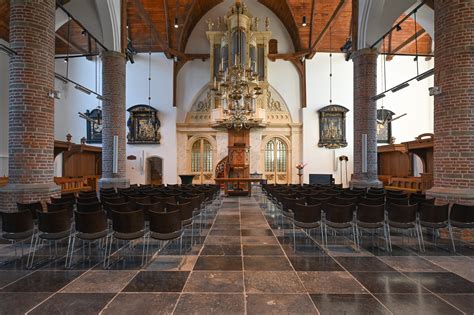 Interieurfoto van de huidige Gereformeerde Kerk in Loenen aan de Vecht, met nadruk op de architectuur.