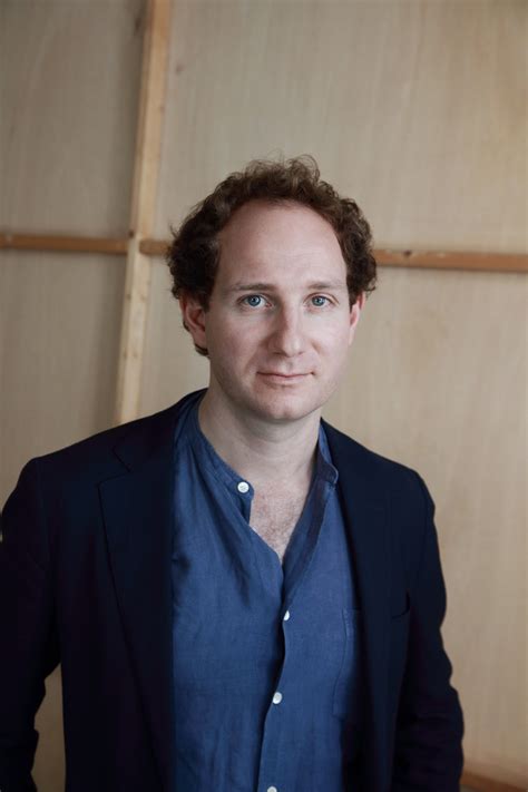 David de Jong in de pastorie met diverse muziekinstrumenten