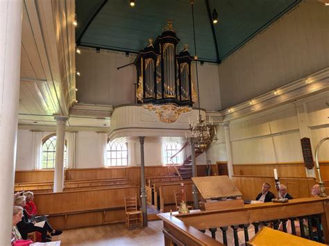 Interieur van het Witte Kerkje met de preekstoel en orgel