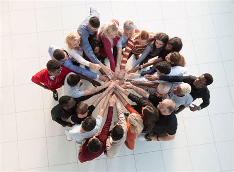 Foto van een groep mensen die samenkomt in een informele setting, gericht op verbinding