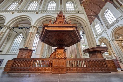 Gedetailleerde foto van de eikenhouten preekstoel met de datering 1638.