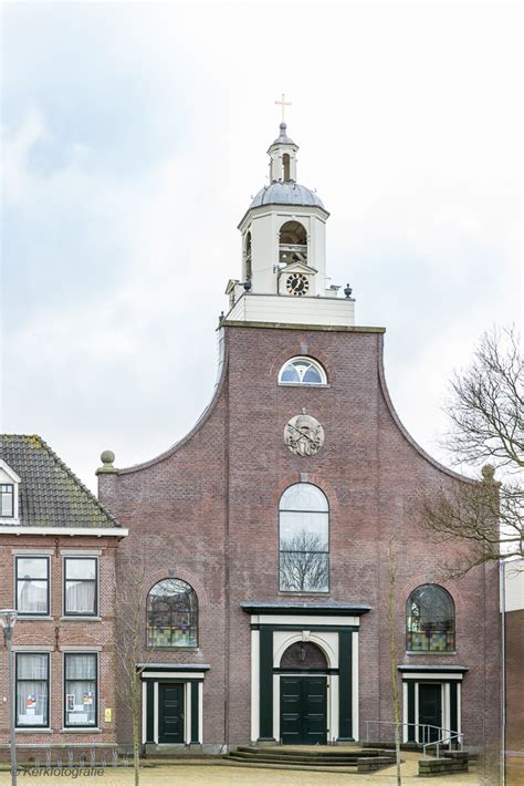 Een artistieke impressie van de Petrus-en-Pauluskerk in Den Helder, met nadruk op de neoclassicistische architectuur.
