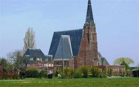 Gezicht op de Gereformeerde Kerk van Andijk vanuit het westen, met de kenmerkende architectuur.