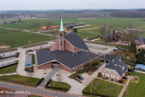 Demonstranten met spandoeken voor de gereformeerde kerk in Elspeet tijdens de polio-epidemie.
