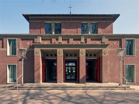Gedetailleerde foto van de sobere, traditionele architectuur van de Vredeskerk.