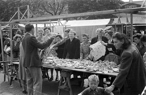 Kraam op de Leidse Markt waar mensen in gesprek gaan over geloofsthema's.