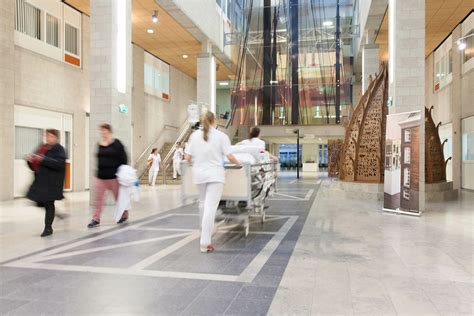 Plattegrond van het Albert Schweitzer Ziekenhuis met aanduiding van de voormalige locaties van kerkdiensten.