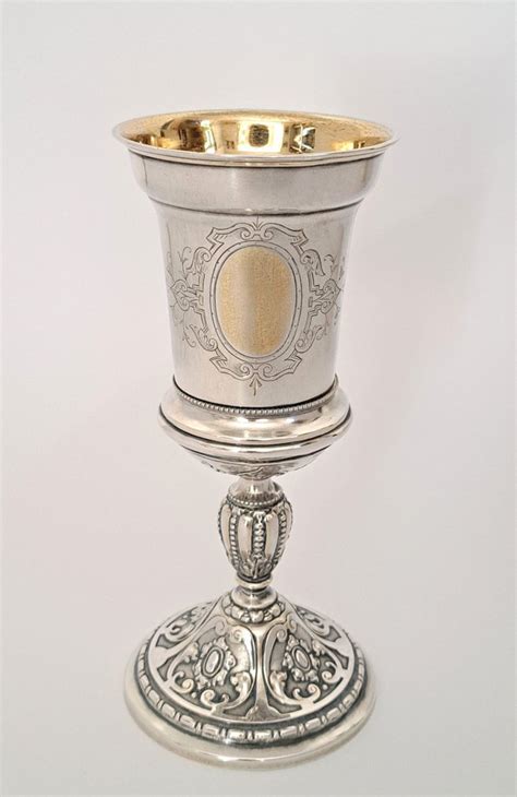 Afbeelding van een zilveren kelk.