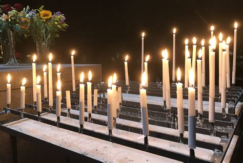 Illustratie van kaarsen brandend in een kerk tijdens een mis.